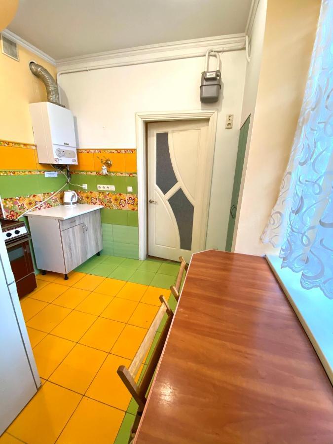 Квартира Біля Залізничного Вокзалу Вулиця Залізнична 10 До 5 Гостей Lviv Bagian luar foto
